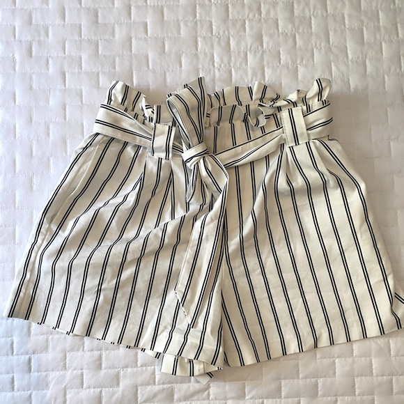 Zara stripped paperbag shorts - Picture 2 of 3